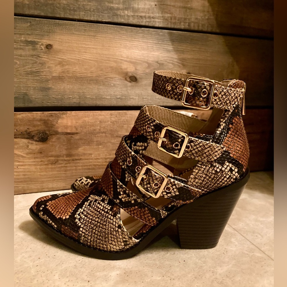 These are in perfect shape zip up Boot shoes with snake skin style size  8